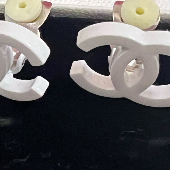 Authentic Preloved Vintage CHANEL Silver Plated CC Logos White Clip Earr… - Picture 6 of 8